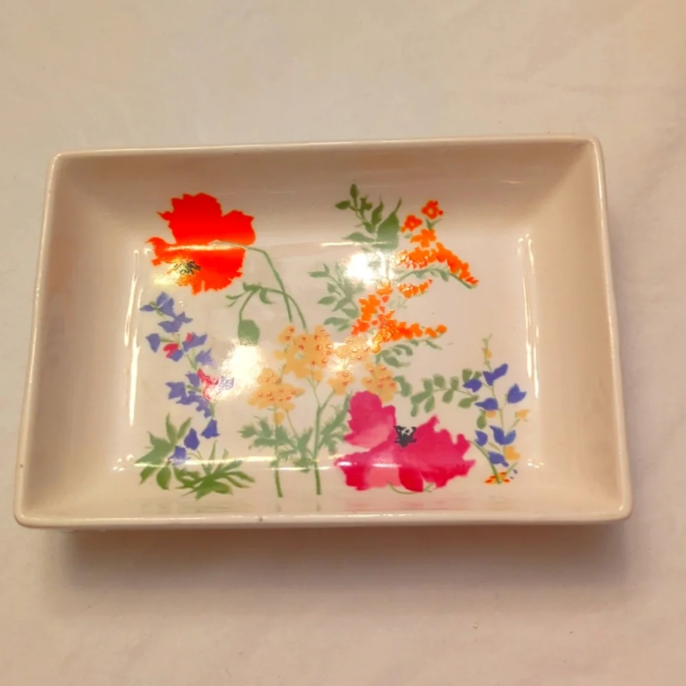 Elizabeth Arden dish